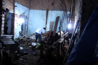 Đục đầu đạn gây nổ văng mất cánh tay người thân